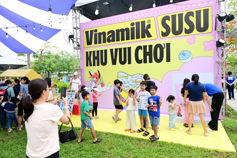 Ảnh 3a hoặc 3b (báo chọn 1 trong 2 ảnh): Khu vui chơi của Vinamilk với các trò chơi thú vị và những phần quà đáng yêu đặc biệt thu hút phụ huynh và các bé. Ảnh: Vi Nam Ảnh 3a hoặc 3b (báo chọn 1 trong 2 ảnh): Khu vui chơi của Vinamilk với các trò chơi thú vị và những phần quà đáng yêu đặc biệt thu hút phụ huynh và các bé. Ảnh: Vi Nam