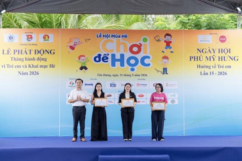 Bà Lê Thị Trâm Anh, Trưởng Bộ phận Truyền thông Marketing Vinamilk (thứ 2 từ trái qua), nhận kỷ niệm chương của chương trình. Ảnh: Vi Nam Bà Lê Thị Trâm Anh, Trưởng Bộ phận Truyền thông Marketing Vinamilk (thứ 2 từ trái qua), nhận kỷ niệm chương của chương trình. Ảnh: Vi Nam