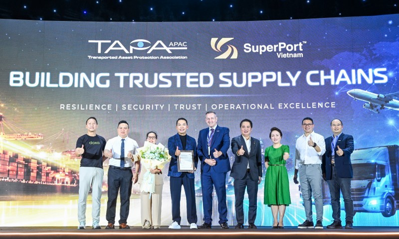 Đại diện TAPA APAC trao Chứng chỉ TAPA cấp độ A cho đại diện Việt Nam SuperPort® Đại diện TAPA APAC trao Chứng chỉ TAPA cấp độ A cho đại diện Việt Nam SuperPort®