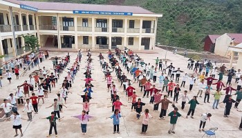 Từ những lớp học tạm ở A Pa Chải đến tỷ lệ tốt nghiệp 100%