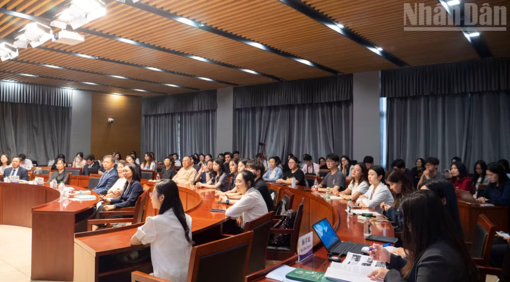Đông đảo sinh viên Trung Quốc đang theo học tại Đại học Ngoại ngữ Bắc Kinh, Đại học Bắc Kinh, Đại học Thanh Hoa của Trung Quốc và đại diện lưu học sinh Việt Nam tham dự buổi giao lưu.