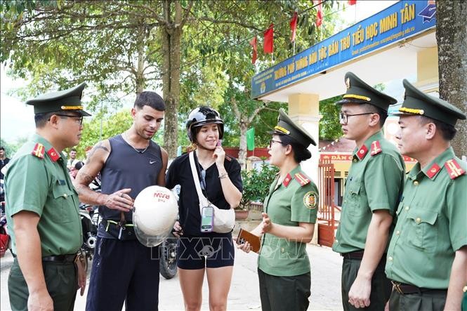 Cán bộ Phòng Quản lý Xuất nhập cảnh Công an tỉnh Tuyên Quang tuyên truyền, hướng dẫn du khách nước ngoài thực hiện các quy định tại khu vực biên giới. Ảnh: Hồng Hạnh/TTXVN phát Cán bộ Phòng Quản lý Xuất nhập cảnh Công an tỉnh Tuyên Quang tuyên truyền, hướng dẫn du khách nước ngoài thực hiện các quy định tại khu vực biên giới. Ảnh: Hồng Hạnh/TTXVN phát
