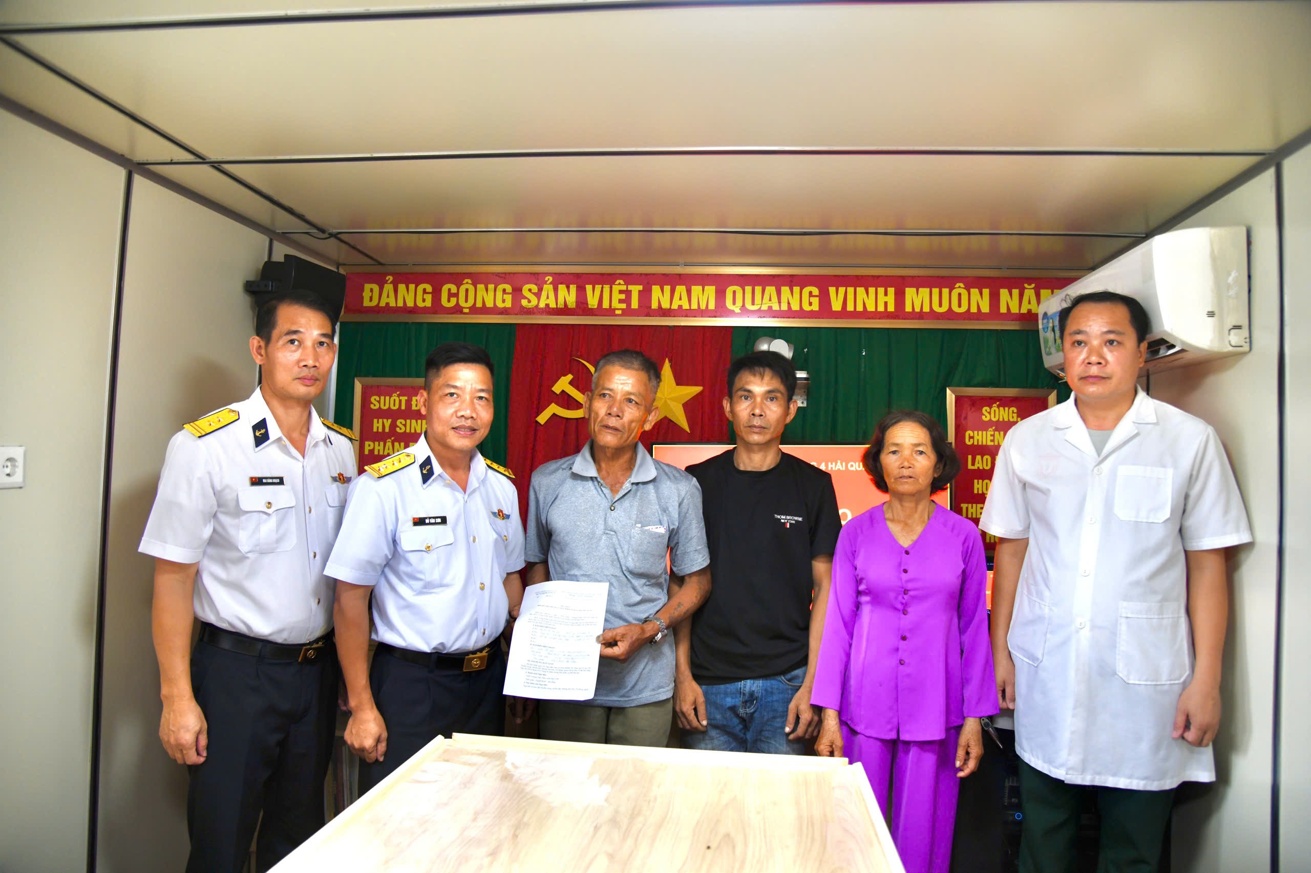 Tàu Trường Sa 20 đưa ngư dân bị bệnh về bờ an toàn Tàu Trường Sa 20 đưa ngư dân bị bệnh về bờ an toàn