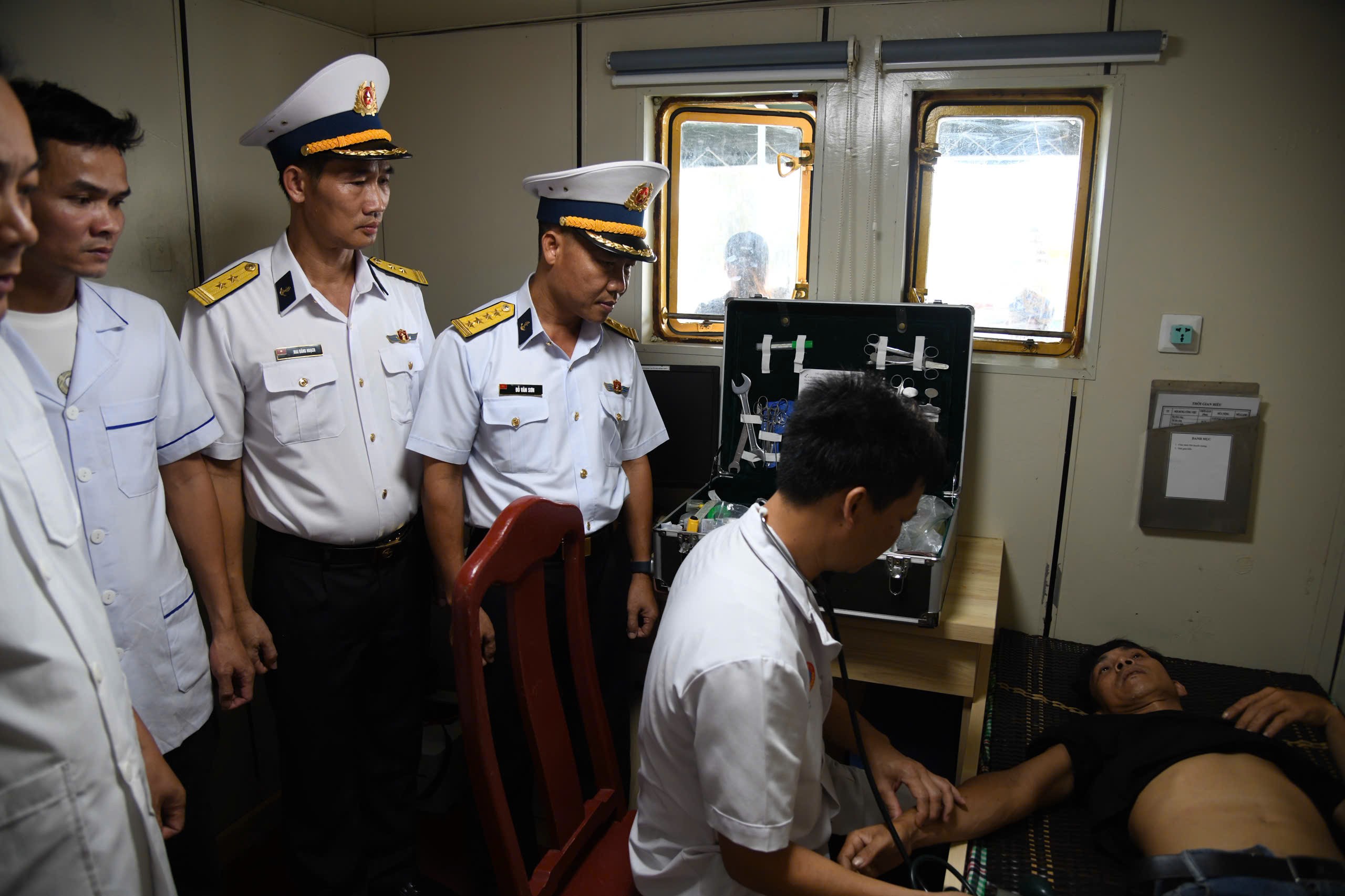 Tàu Trường Sa 20 đưa ngư dân bị bệnh về bờ an toàn Tàu Trường Sa 20 đưa ngư dân bị bệnh về bờ an toàn