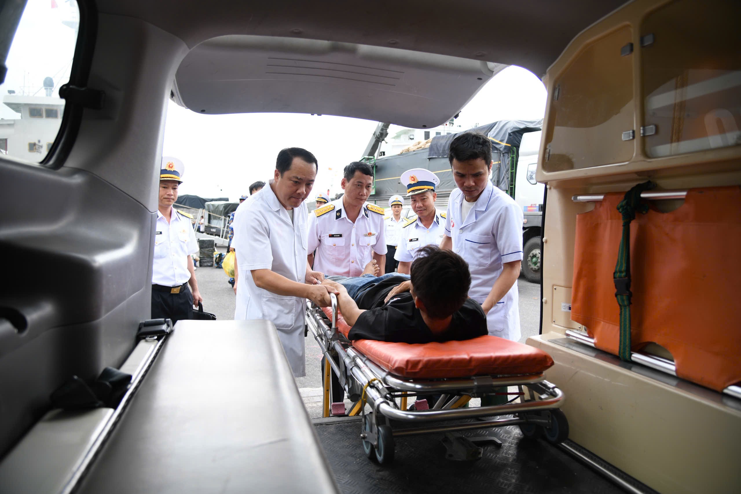 Tàu Trường Sa 20 đưa ngư dân bị bệnh về bờ an toàn Tàu Trường Sa 20 đưa ngư dân bị bệnh về bờ an toàn