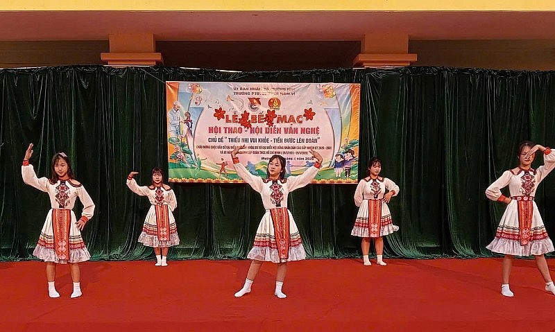 Giữ học trò ở lại lớp giữa nỗi lo tảo hôn nơi vùng biên Nậm Vì Giữ học trò ở lại lớp giữa nỗi lo tảo hôn nơi vùng biên Nậm Vì