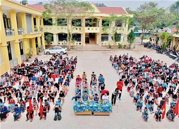 Giữ học trò ở lại lớp giữa nỗi lo tảo hôn nơi vùng biên Nậm Vì