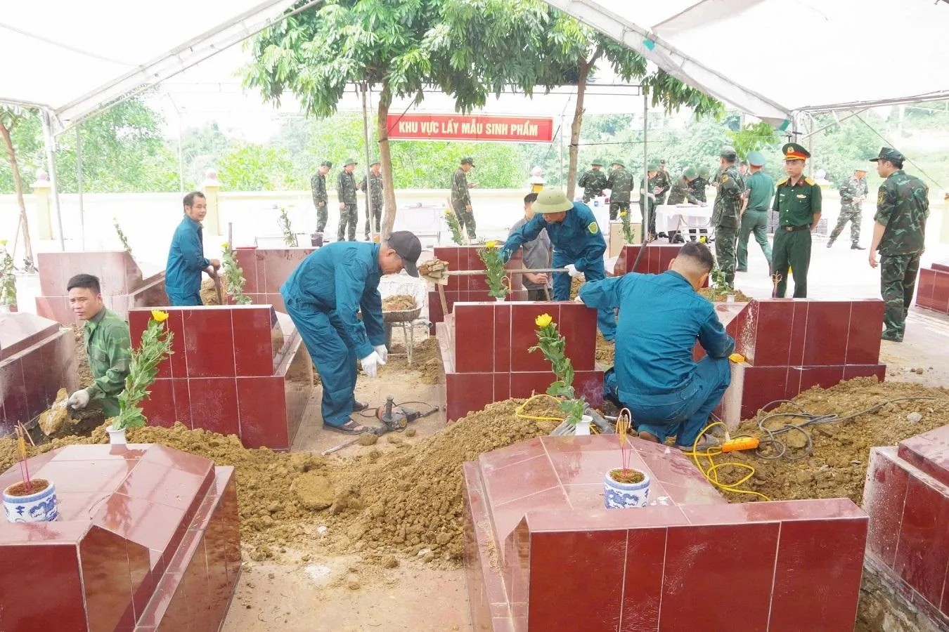 Công tác lấy mẫu, số hóa thông tin hài cốt liệt sĩ chưa xác định danh tính tại Nghĩa trang Liệt sĩ Phù Ninh