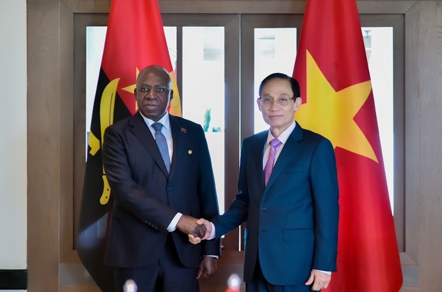 Bộ trưởng Bộ Ngoại giao Lê Hoài Trung và Bộ trưởng Bộ Ngoại giao Angola Téte António. (Ảnh: Bộ Ngoại giao)