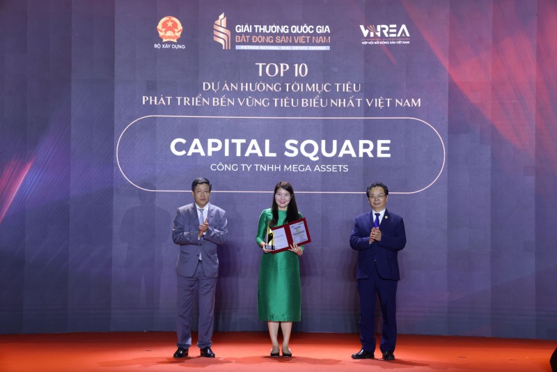 Bà Hoàng Quỳnh Phương - Đại diện Công ty TNHH Mega Assets - chủ đầu tư Dự án Capital Square nhận Danh hiệu. Bà Hoàng Quỳnh Phương - Đại diện Công ty TNHH Mega Assets - chủ đầu tư Dự án Capital Square nhận Danh hiệu.