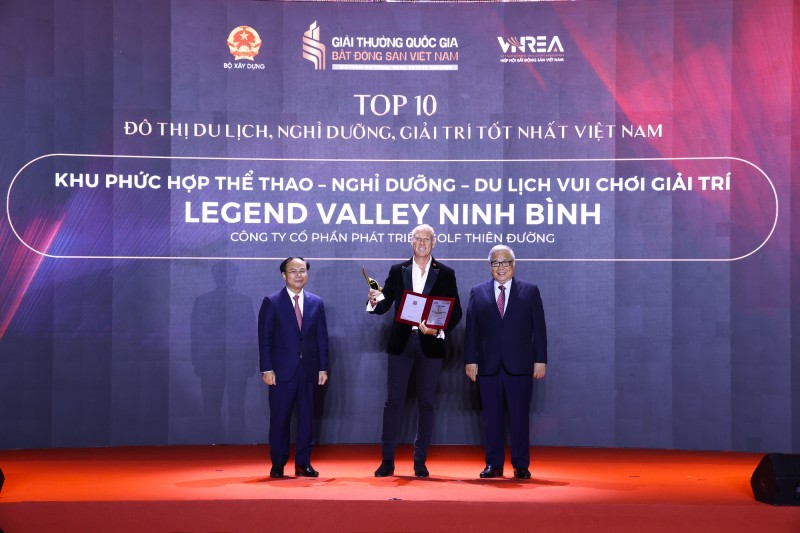 Ông Mark Andrew Gene Reeves - Đại diện Công ty CP Phát triển Gôn Thiên Đường - chủ đầu tư dự án nhận danh hiệu