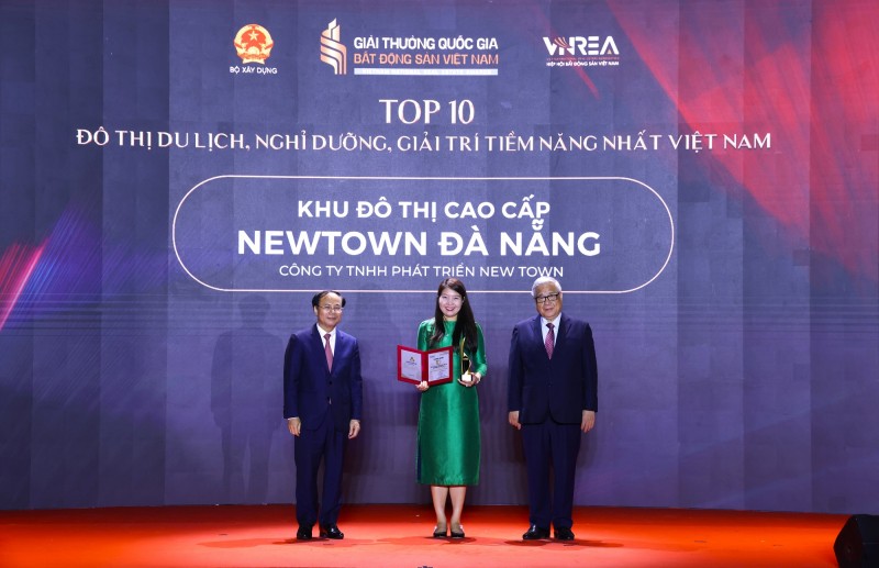 Bà Hoàng Quỳnh Phương - Đại diện Công ty TNHH Phát triển New Town - chủ đầu tư Khu đô thị cao cấp Newtown Đà Nẵng nhận Danh hiệu.
