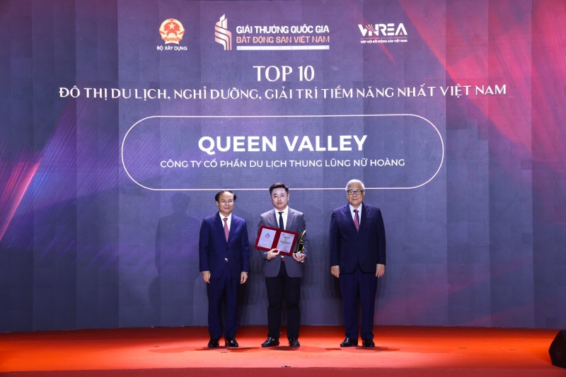 Ông Đinh Sơn Tùng - Đại diện Công ty CP Du lịch Thung lũng Nữ Hoàng - chủ đầu tư Queen Valley Estate – nhận Danh hiệu Ông Đinh Sơn Tùng - Đại diện Công ty CP Du lịch Thung lũng Nữ Hoàng - chủ đầu tư Queen Valley Estate – nhận Danh hiệu