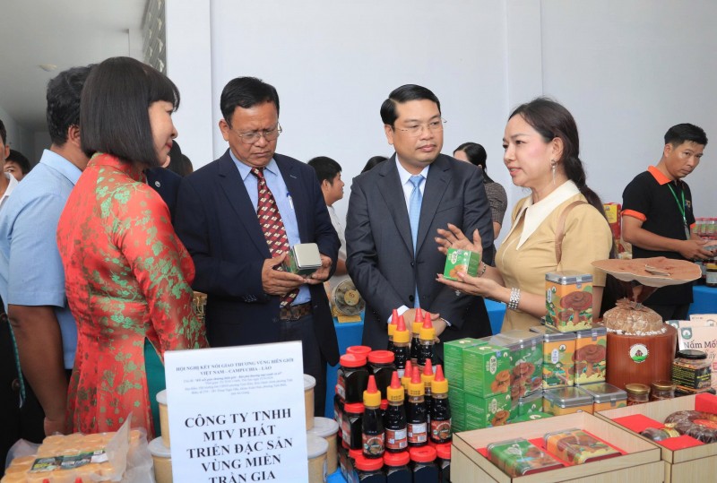 Kết nối giao thương biên giới Việt Nam - Campuchia - Lào: Thúc đẩy thương mại xanh và chuyển đổi số Kết nối giao thương biên giới Việt Nam - Campuchia - Lào: Thúc đẩy thương mại xanh và chuyển đổi số