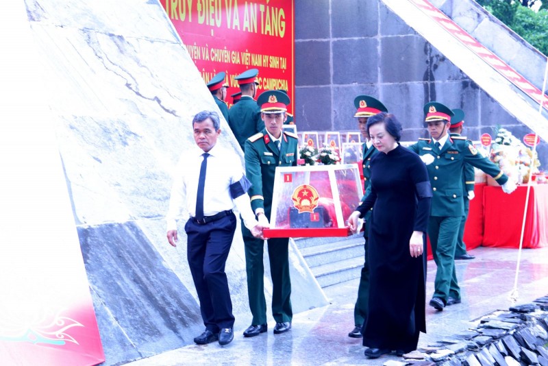 16 liệt sĩ hy sinh tại nước bạn Lào và Campuchia trở về với đất mẹ