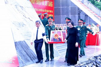 16 liệt sĩ hy sinh tại nước bạn Lào và Campuchia trở về với đất mẹ
