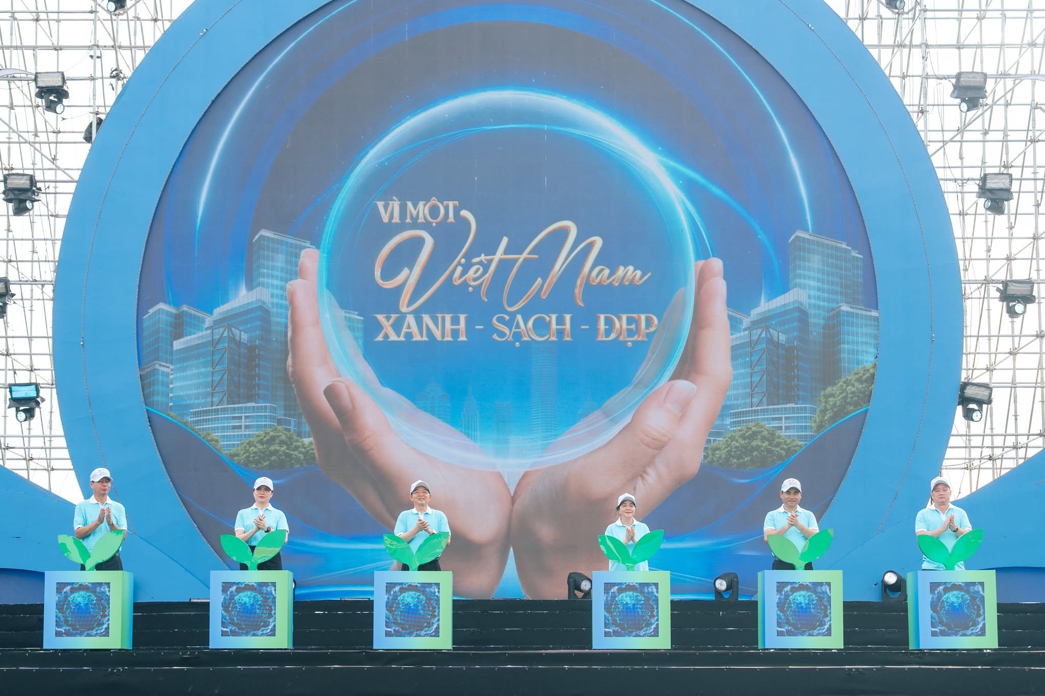 Các đại biểu thực hiện nghi thức phát động Nghi thức phát động phong trào “Toàn dân chung tay bảo vệ môi trường, vì một Việt Nam xanh - sạch - đẹp”. (Ảnh: MTTQ Việt Nam)
