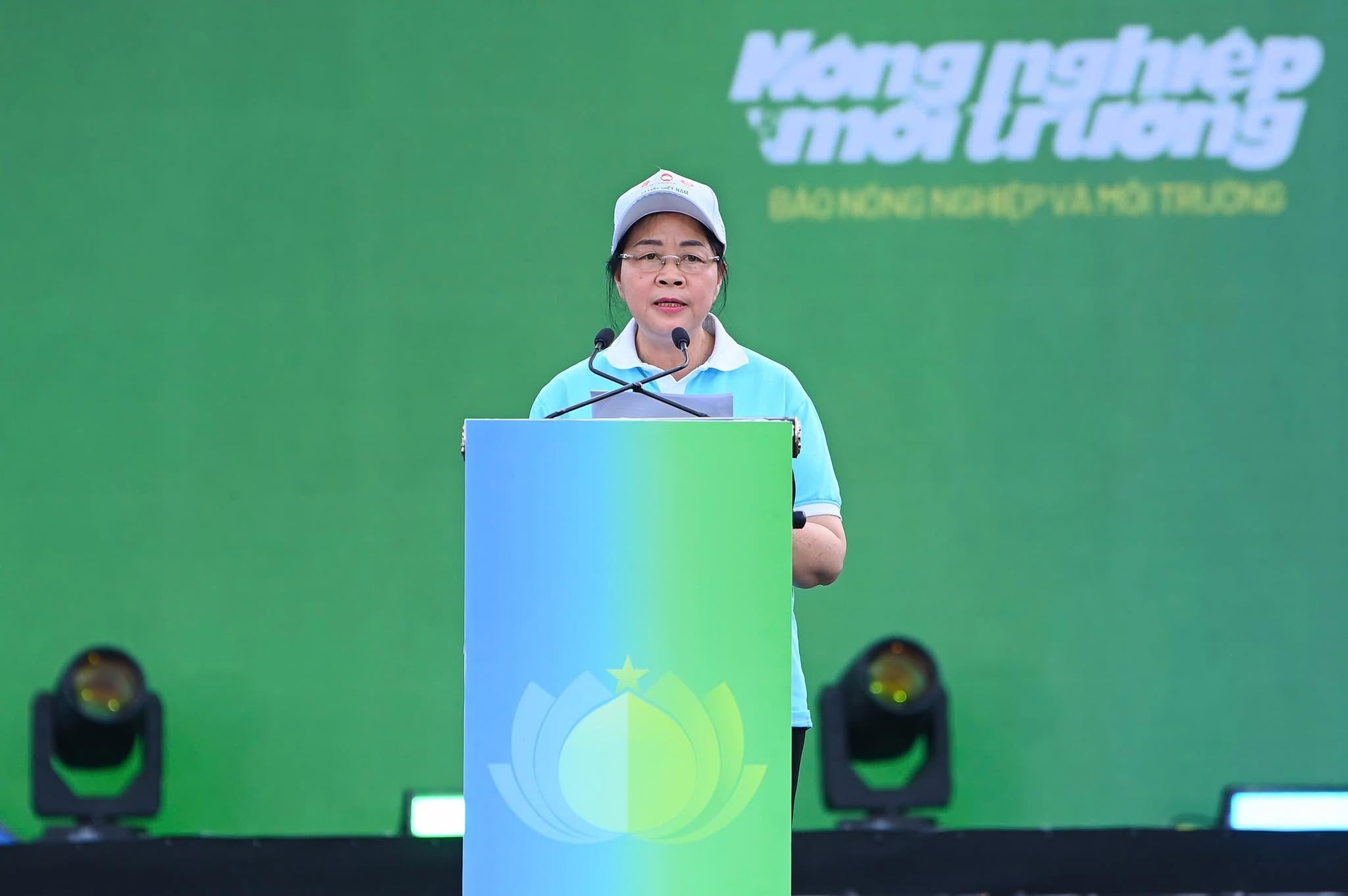 Bà Bùi Thị Minh Hoài, Ủy viên Bộ Chính trị, Bí thư Trung ương Đảng, Chủ tịch Ủy ban Trung ương Mặt trận Tổ quốc Việt Nam phát biểu tại Lễ phát động Quốc gia phong trào toàn dân chung tay bảo vệ môi trường, vì một Việt Nam xanh - sạch - đẹp