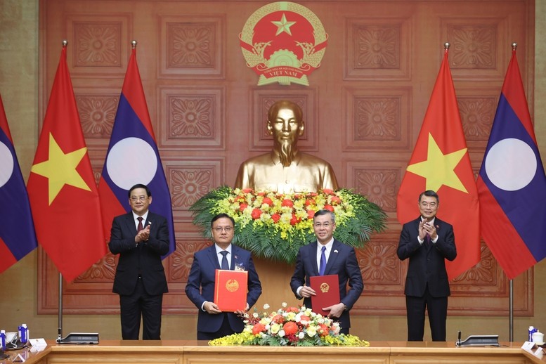 Việt Nam và Lào trao nhiều văn kiện hợp tác quan trọng
