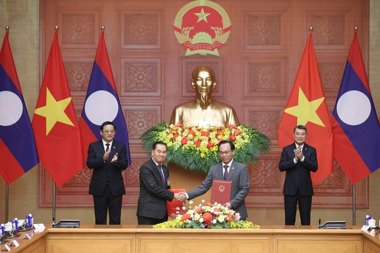 Việt Nam và Lào trao nhiều văn kiện hợp tác quan trọng