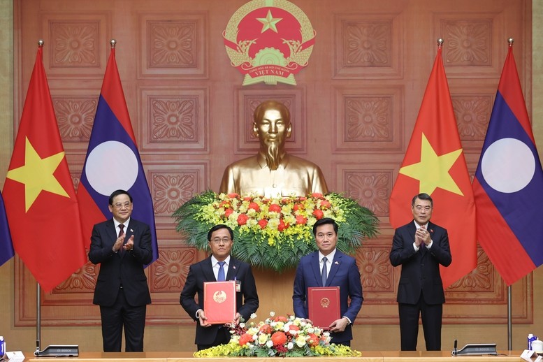 Việt Nam và Lào trao nhiều văn kiện hợp tác quan trọng