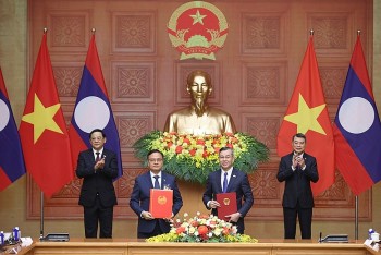 Việt Nam và Lào trao nhiều văn kiện hợp tác quan trọng