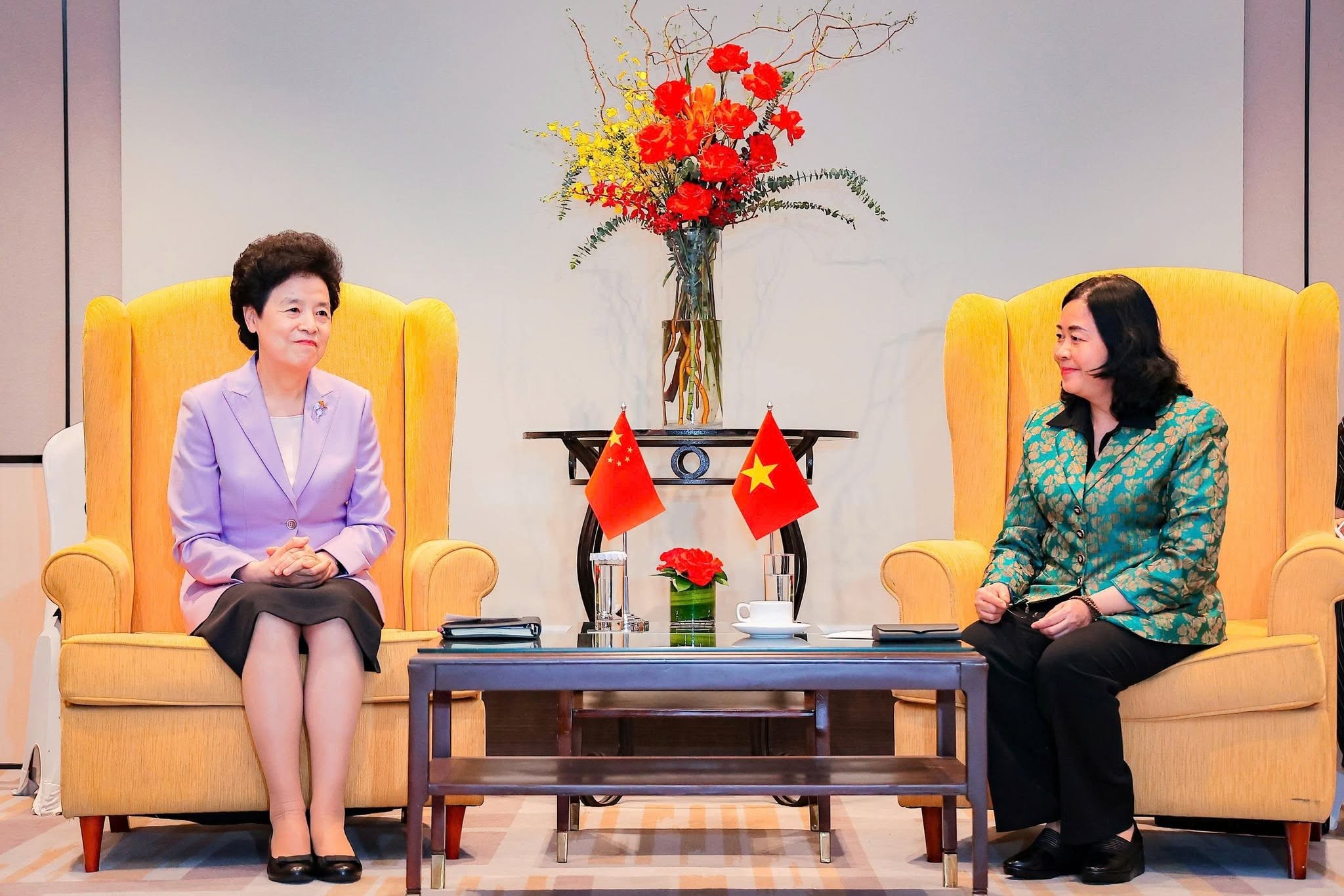 Bà Bùi Thị Minh Hoài, Ủy viên Bộ Chính trị, Bí thư Trung ương Đảng, Chủ tịch Ủy ban Trung ương Mặt trận Tổ quốc Việt Nam thân mật tiếp bà Hàm Huy, Phó Chủ tịch Chính hiệp toàn quốc Trung Quốc. (Ảnh: Hoài Nam) Bà Bùi Thị Minh Hoài, Ủy viên Bộ Chính trị, Bí thư Trung ương Đảng, Chủ tịch Ủy ban Trung ương Mặt trận Tổ quốc Việt Nam thân mật tiếp bà Hàm Huy, Phó Chủ tịch Chính hiệp toàn quốc Trung Quốc. (Ảnh: Hoài Nam)