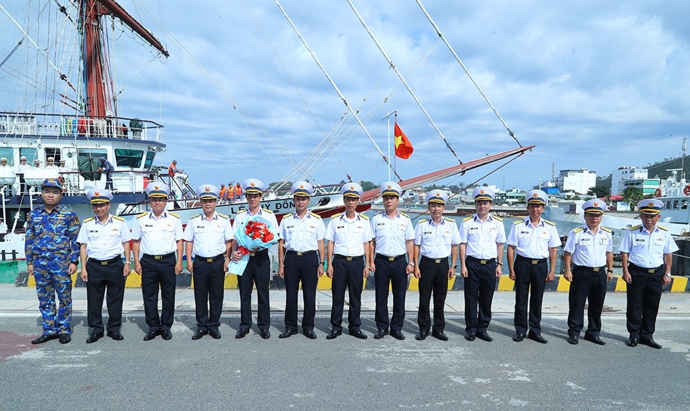 Chuẩn Đô đốc, PGS, TS Ngô Thành Công, Giám đốc Học viện Hải quân tặng hoa chúc mừng đoàn công tác) Chuẩn Đô đốc, PGS, TS Ngô Thành Công, Giám đốc Học viện Hải quân tặng hoa chúc mừng đoàn công tác)