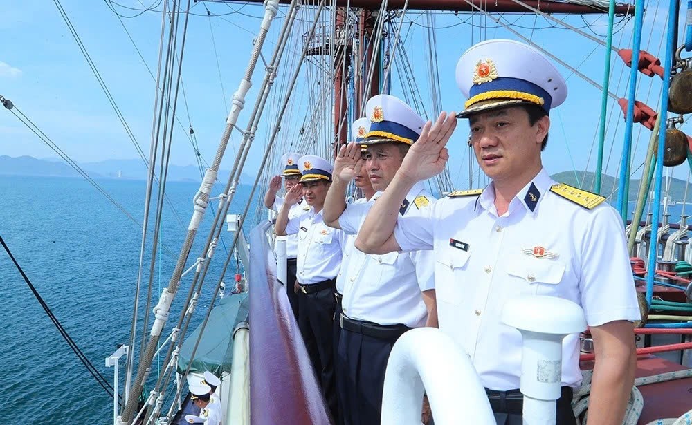 Đại tá Lại Hồng Đông, Phó giám đốc Học viện Hải quân cùng các thành viên đoàn công tác xếp đội hình chào cảng (Ảnh. Trung Thành) Đại tá Lại Hồng Đông, Phó giám đốc Học viện Hải quân cùng các thành viên đoàn công tác xếp đội hình chào cảng (Ảnh. Trung Thành)