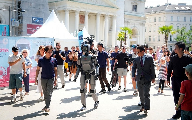 Người máy “Make in Vietnam” của VinRobotics tỏa sáng tại hai sân khấu công nghệ hàng đầu thế giới Người máy “Make in Vietnam” của VinRobotics tỏa sáng tại hai sân khấu công nghệ hàng đầu thế giới