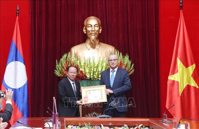 Lễ trao tặng Huân chương Phát triển của Chính phủ nước Cộng hòa Dân chủ Nhân dân Lào cho tỉnh Phú Thọ. Ảnh: Thu Hương/TTXVN