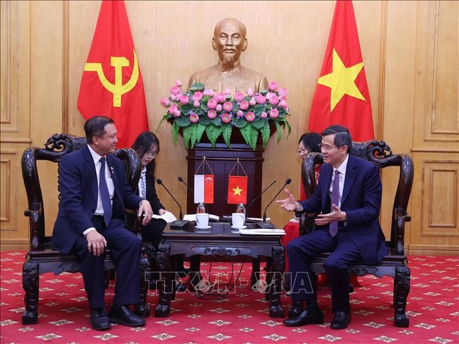 Đồng chí Đoàn Minh Huấn, Ủy viên Bộ Chính trị, Giám đốc Học viện Chính trị quốc gia Hồ Chí Minh tiếp ông Lee Hong Chuang, Trưởng Nghị sĩ Quốc hội Singapore, Trưởng Nhóm Nghị sĩ Quốc hội khu vực Jurong East-Bukit Batok GRC. Ảnh: Văn Điệp/TTXVN. Đồng chí Đoàn Minh Huấn, Ủy viên Bộ Chính trị, Giám đốc Học viện Chính trị quốc gia Hồ Chí Minh tiếp ông Lee Hong Chuang, Trưởng Nghị sĩ Quốc hội Singapore, Trưởng Nhóm Nghị sĩ Quốc hội khu vực Jurong East-Bukit Batok GRC. Ảnh: Văn Điệp/TTXVN.