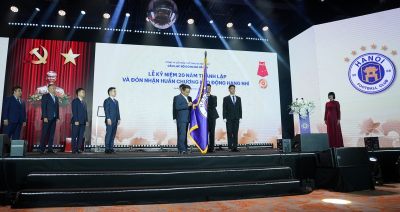 Ảnh 2: Thừa ủy quyền của Chủ tịch nước, Thứ trưởng Bộ Văn hóa, Thể thao và Du lịch Hoàng Đạo Cương đã trao tặng Huân chương Lao động hạng Nhì cho CLB Hà Nội.