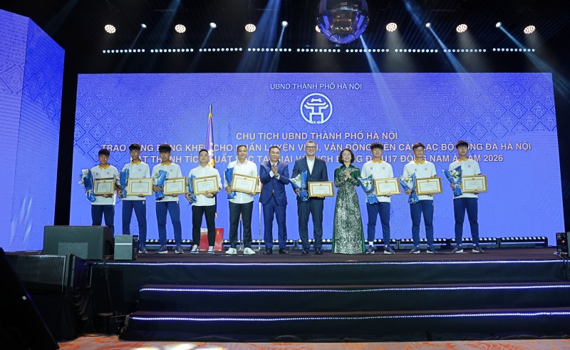 Ảnh 3: Chủ tịch VFF Trần Quốc Tuấn ghi nhận những đóng góp của CLB bóng đá Hà Nội cho bóng đá Việt Nam. 