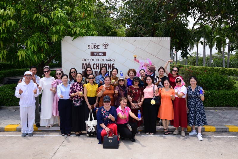Ảnh 1: Đoàn Gen 1976 đến tham quan Nhà máy Sữa Việt Nam. Ảnh: Vi Nam Ảnh 1: Đoàn Gen 1976 đến tham quan Nhà máy Sữa Việt Nam. Ảnh: Vi Nam