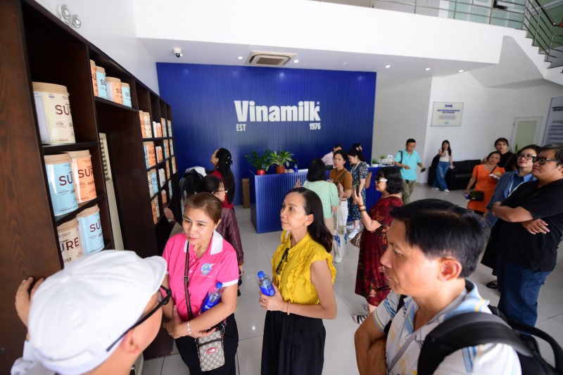 Ảnh 2: Mọi người bước vào chuyến tham quan với ấn tượng nhà máy rộng lớn và hiện đại Ảnh 2: Mọi người bước vào chuyến tham quan với ấn tượng nhà máy rộng lớn và hiện đại