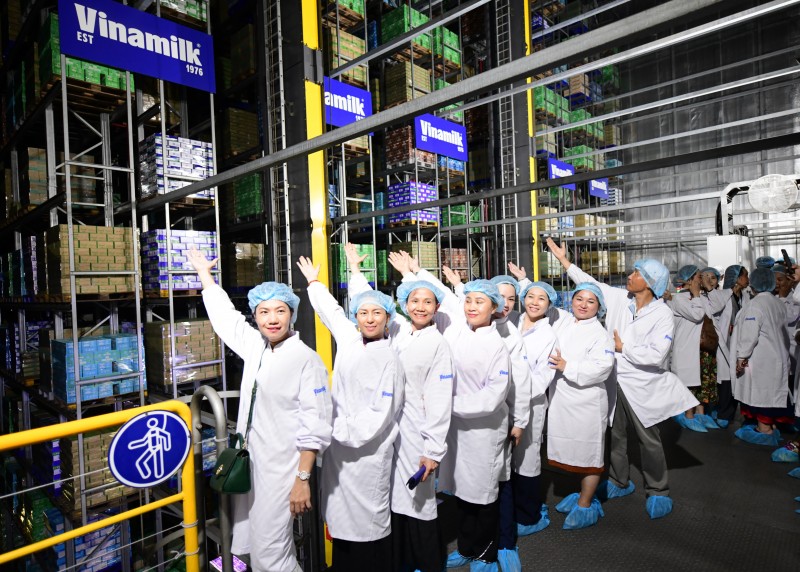 Hình 4: Vinamilk tiên phong xây dựng hệ thống kho thông minh lớn nhất tại Việt Nam với diện tích 6.000 m2, gồm 17 tầng giá đỡ, với sức chứa gần 30.000 lô hàng, được quản lý tự động nhập – xuất sản phẩm. Ảnh: Vi Nam Hình 4: Vinamilk tiên phong xây dựng hệ thống kho thông minh lớn nhất tại Việt Nam với diện tích 6.000 m2, gồm 17 tầng giá đỡ, với sức chứa gần 30.000 lô hàng, được quản lý tự động nhập – xuất sản phẩm. Ảnh: Vi Nam