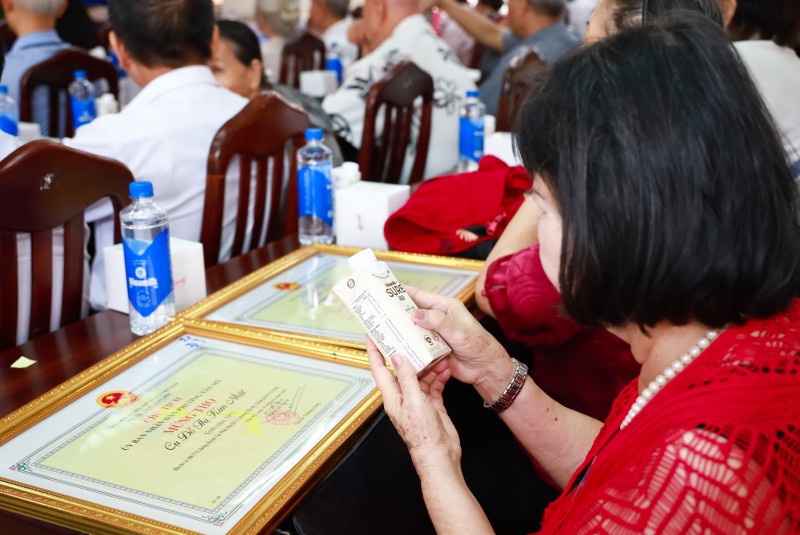 Hình 7: Vinamilk Sure hỗ trợ sản phẩm trong Lễ chúc thọ người cao tuổi, phường Tân Mỹ, TP.HCM. Ảnh: Vi Nam Hình 7: Vinamilk Sure hỗ trợ sản phẩm trong Lễ chúc thọ người cao tuổi, phường Tân Mỹ, TP.HCM. Ảnh: Vi Nam