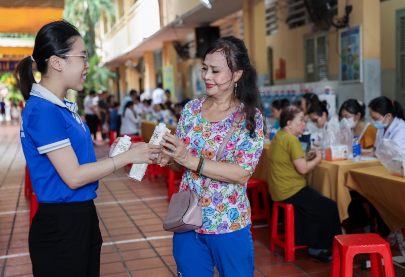 Các sản phẩm Vinamilk Sure luôn đồng hành trong các hoạt động chăm sóc sức khỏe cộng đồng. Ảnh: Vi Nam Các sản phẩm Vinamilk Sure luôn đồng hành trong các hoạt động chăm sóc sức khỏe cộng đồng. Ảnh: Vi Nam