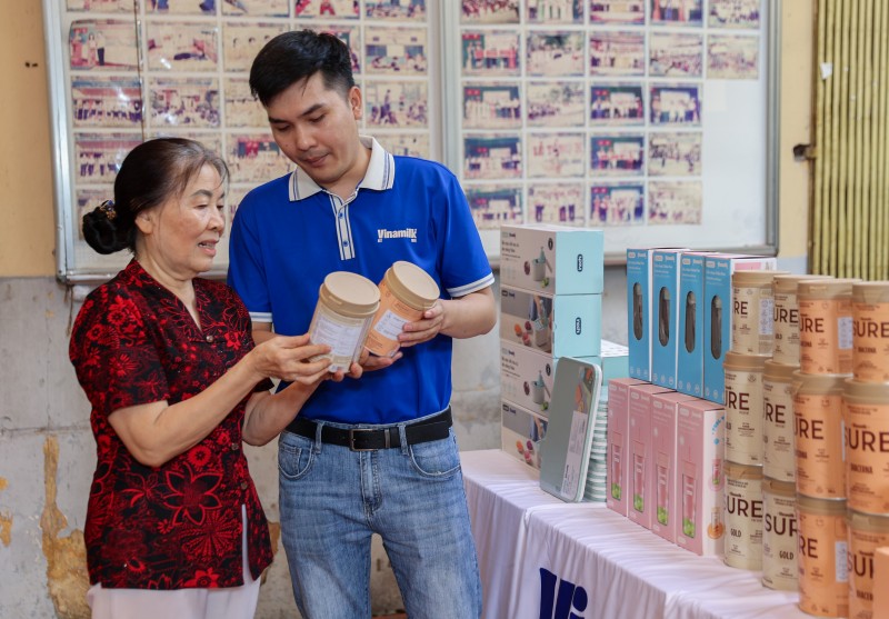 Hình 9: Hỗ trợ sản phẩm và tư vấn dinh dưỡng trong chương trình Ngày hội “chăm sóc sức khỏe người cao tuổi” tại phường Xuân Hòa, TP.HCM. Ảnh: Vi Nam Hình 9: Hỗ trợ sản phẩm và tư vấn dinh dưỡng trong chương trình Ngày hội “chăm sóc sức khỏe người cao tuổi” tại phường Xuân Hòa, TP.HCM. Ảnh: Vi Nam