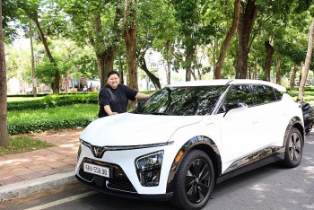 Chủ xe Cần Thơ sau 4 tháng sử dụng VinFast VF 7: “Đi làm, về quê, du lịch đều dùng xe điện, tiện đâu sạc đó không lo gì”