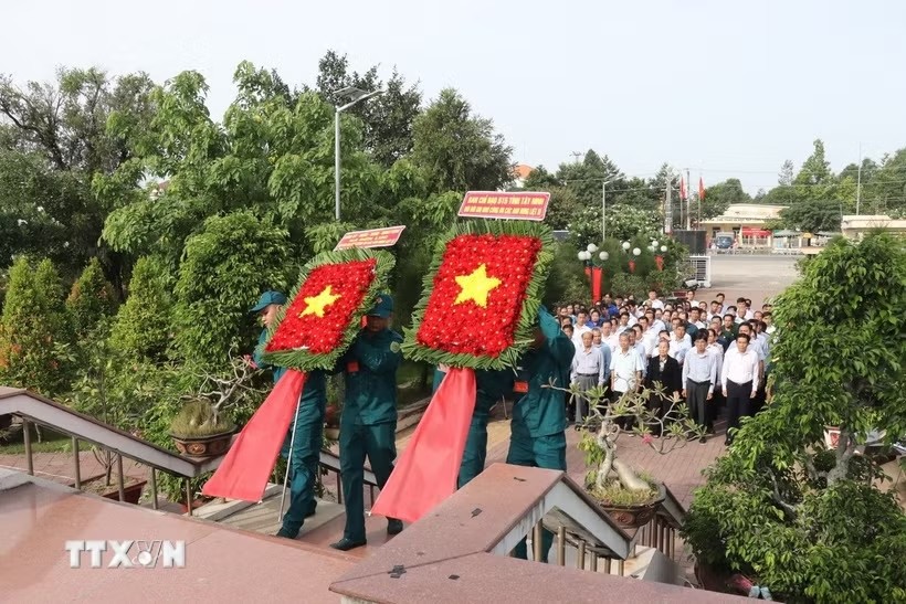 Đại biểu dâng hoa tại Nghĩa trang liệt sỹ Bến Lức trước lễ phát động. (Ảnh: TTXVN)