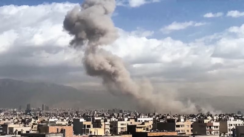 Khói bốc lên sau vụ không kích của lực lượng Mỹ-Israel nhằm vào thủ đô Tehran, Iran, ngày 28/2/2026. (Ảnh: ANI/TTXVN)
