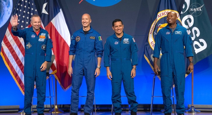 Thành viên sứ mệnh Artemis III từ trái sang: ông Randy Bresnik, ông Luca Parmitano, ông Frank Rubio và ông Andre Douglas - Ảnh: NASA