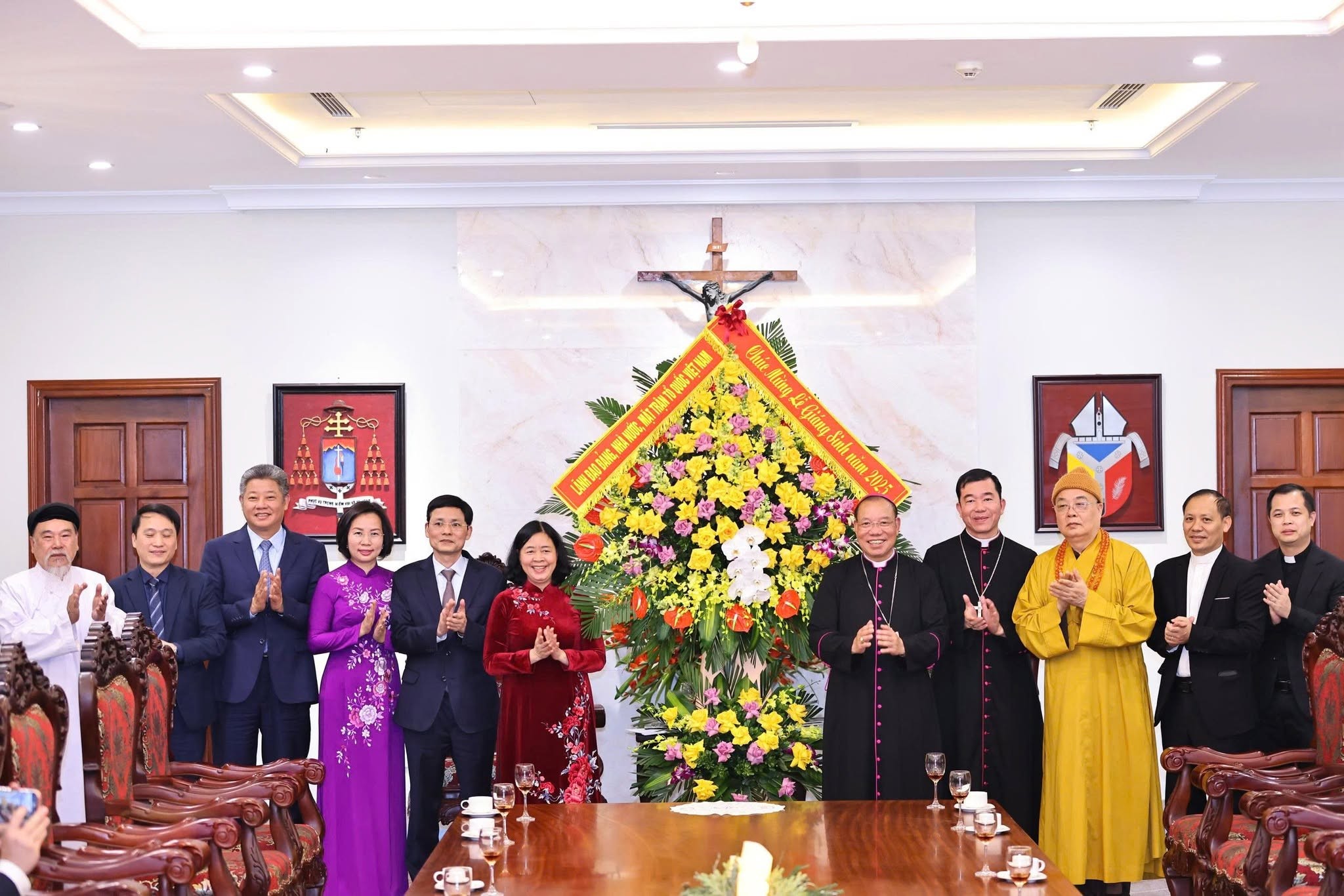 Ủy viên Bộ Chính trị, Bí thư Trung ương Đảng, Chủ tịch Ủy ban Trung ương MTTQ Việt Nam Bùi Thị Minh Hoài thăm, chúc mừng Tòa Tổng Giám mục Tổng Giáo phận Hà Nội và Phó Chủ tịch Hội đồng Giám mục Việt Nam Vũ Văn Thiên nhân dịp Giáng sinh 2025, ngày 19/12/2025. Ủy viên Bộ Chính trị, Bí thư Trung ương Đảng, Chủ tịch Ủy ban Trung ương MTTQ Việt Nam Bùi Thị Minh Hoài thăm, chúc mừng Tòa Tổng Giám mục Tổng Giáo phận Hà Nội và Phó Chủ tịch Hội đồng Giám mục Việt Nam Vũ Văn Thiên nhân dịp Giáng sinh 2025, ngày 19/12/2025.