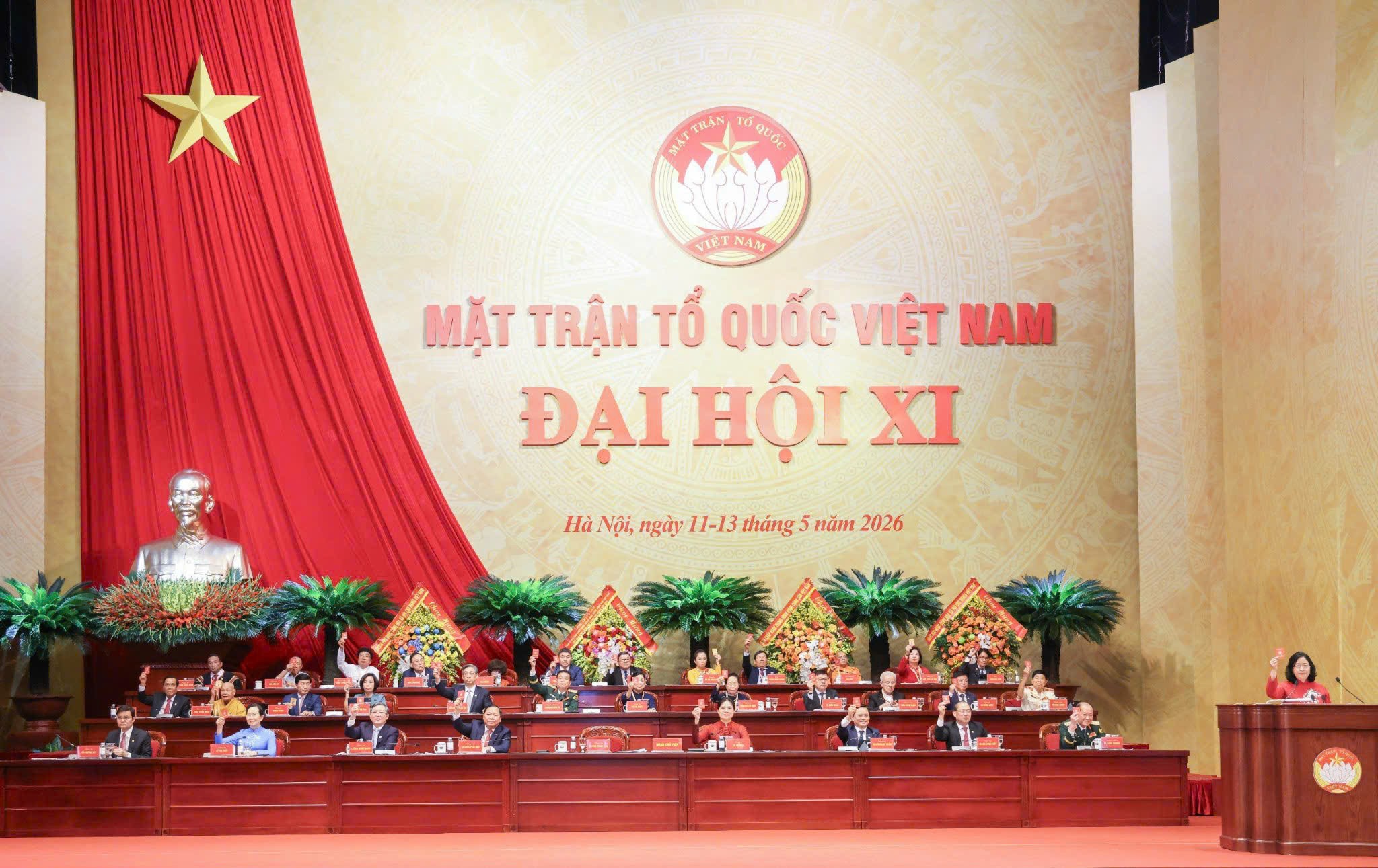 Đại biểu tham dự Đại hội đại biểu toàn quốc MTTQ Việt Nam lần thứ XI biểu quyết tại Đại hội Đại biểu tham dự Đại hội đại biểu toàn quốc MTTQ Việt Nam lần thứ XI biểu quyết tại Đại hội
