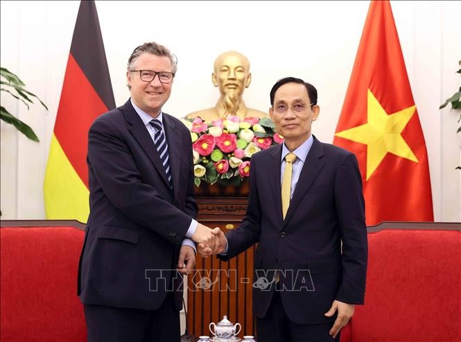 Bộ trưởng Bộ Ngoại giao Lê Hoài Trung tiếp Quốc vụ khanh Bộ Ngoại giao Đức Geza Andreas von Geyr. Ảnh: An Đăng/TTXVN