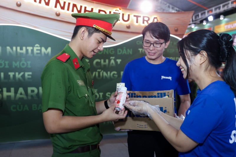 Trước đó, Vinamilk cũng đã dành tặng 40.000 sản phẩm dinh dưỡng đến người dân và lực lượng chức năng tham gia Lễ hưởng ứng cuộc thi sáng tạo video clip “Tổ quốc bình yên” do Công an thành phố Hà Nội tổ chức tại thủ đô. 