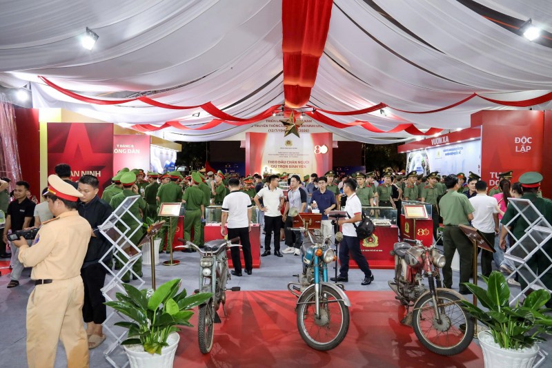Điểm nhấn của chuỗi sự kiện là triển lãm “80 năm An ninh nhân dân - Lá chắn bình yên”, tái hiện chặng đường gần một thế kỷ xây dựng, chiến đấu và trưởng thành của lực lượng An ninh nhân dân.