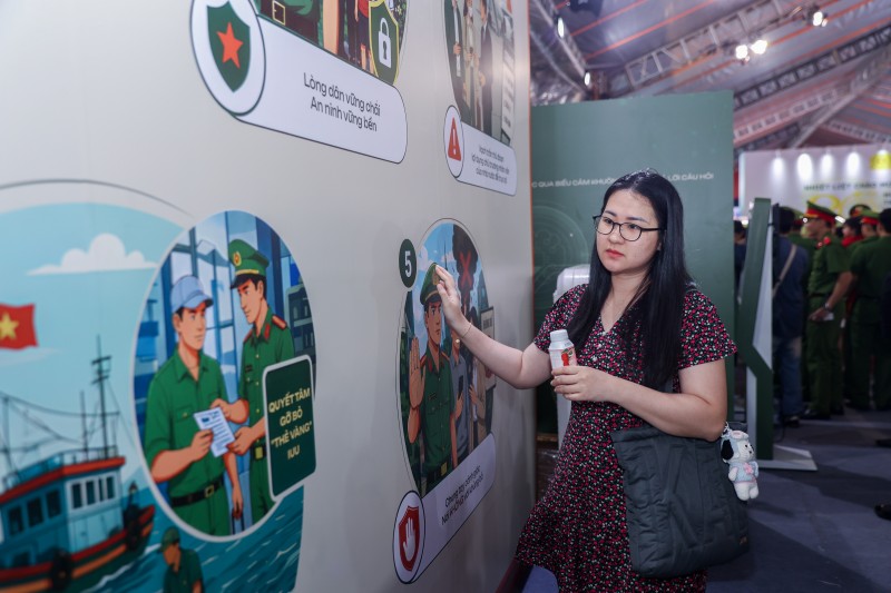 :  “Đây là lần đầu tiên mình tham dự một triển lãm về an ninh, thật sự rất ngạc nhiên về mức độ hoành tráng của sự kiện. Mình có thử trải nghiệm một số công nghệ tương tác ở đây và cảm nhận là vấn đề an ninh tại Việt Nam được quản lý rất chặt chẽ luôn”, bạn Mai Quỳnh Lan – một khách tham quan triển lãm chia sẻ.